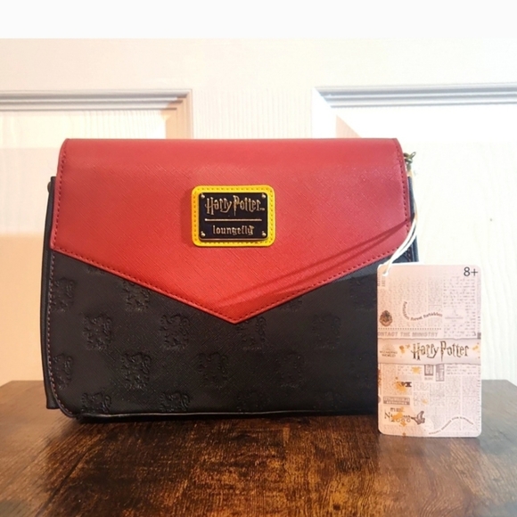 Loungefly Harry Potter Gryffindor Crossbody Chain Strap Purse Pocketbook NWT - Picture 2 of 9